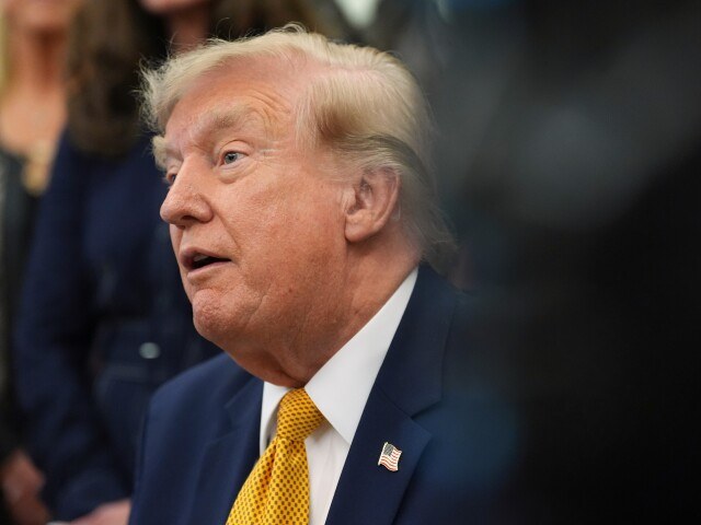 Trump označil Hormuzský prieliv za americké územie, podľa Iránu žije v bludoch